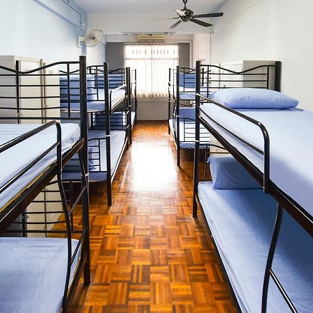 Spot On 89872 Kuantan Backpackers Hotel Exterior foto